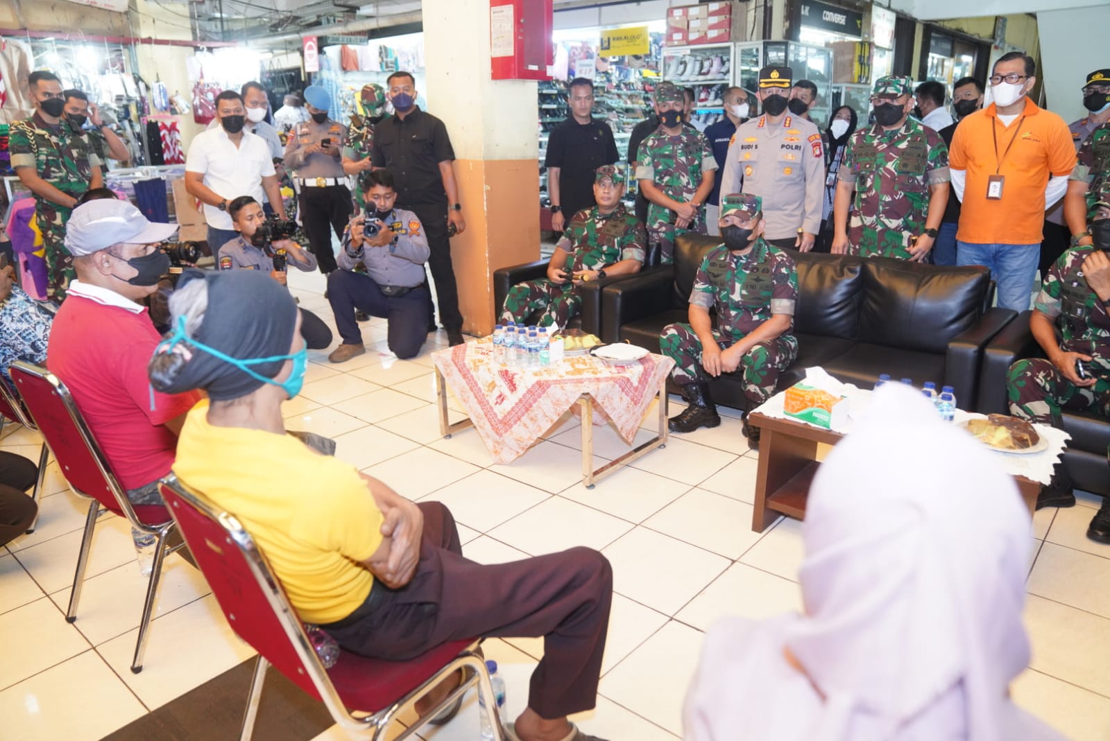 TNI AD Bantu Kesulitan Rakyat KASAD Pantau Minyak Goreng Di Pasar